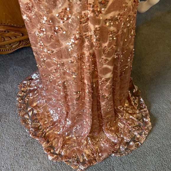 DONNA MORGAN Camilla Sequin Flutter Sleeve Gown OYSTER 10 Sequin Rose Gold - Picture 7 of 16